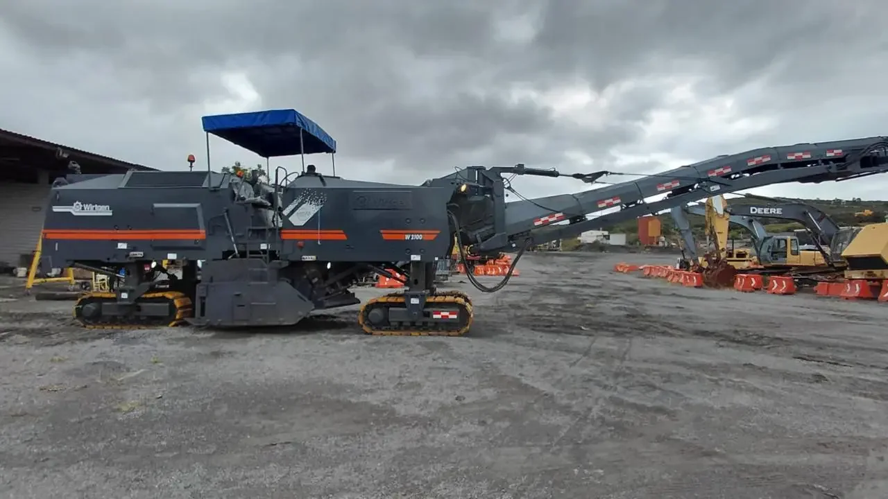 Fresadora Wirtgen de perfil con la banda de carga levantada