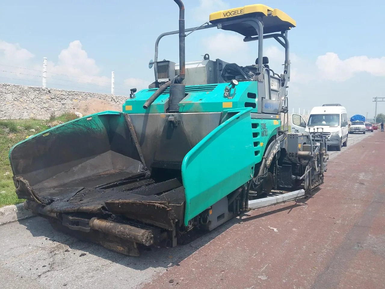 Frente de la pavimentadora Vögele Super 1800-2 durante trabajos de pavimentación